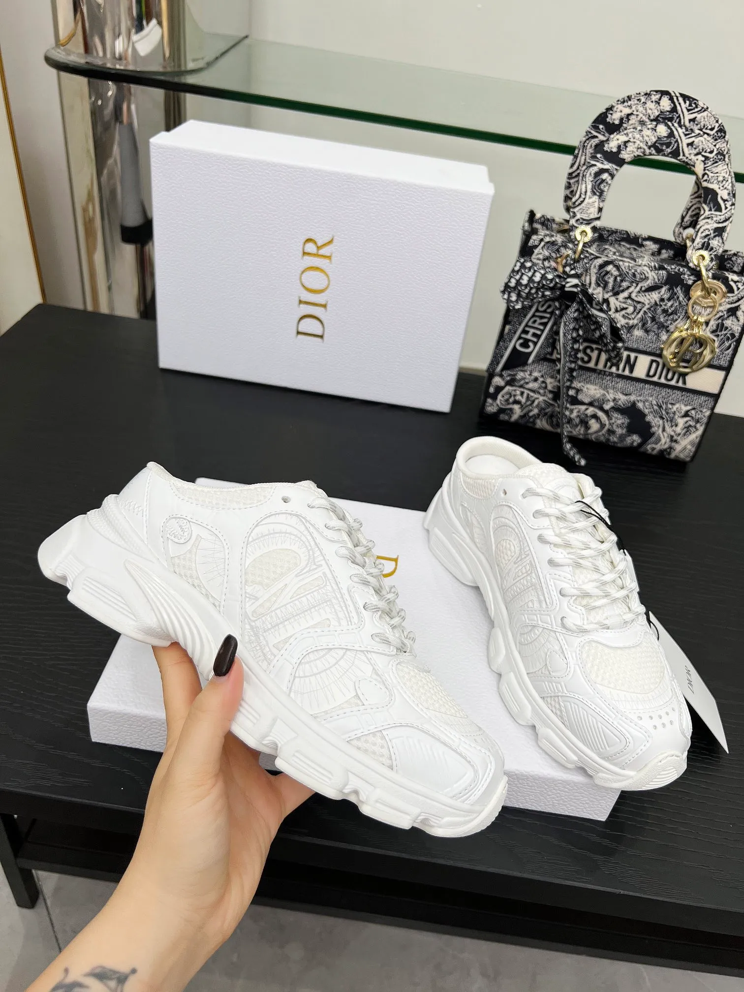 p560🐮🐮This Dior Chrono sports half slipper reinterprets running shoes with Dior's haute couture style. Gray mesh fabric is paired with tonal suede calfskin panels, the CD logo on the side, the star patch on the tongue and the Dior logo on the heel, all in classic fine detail. Featuring two-tone laces and a lightweight sole with star graphics, they can be worn year-round. Size: Women’s size 35-41 (35/42 can be customized) Men’s size 40-46 (men’s version is being printed) Color: 12 colors available